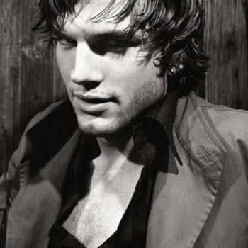 Σε αναμμένα κάρβουνα ο Ashton Kutcher