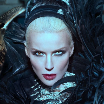 H Daphne Guinness χρησιμοποιεί το βερνίκι νυχιών ως κραγιόν!
