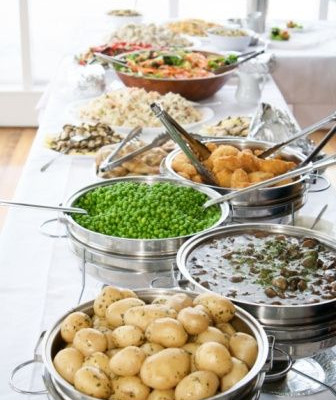 Μου έχουν προτείνει δεκάδες catering για τη δεξίωση και έχω πελαγώσει. Τι πρέπει να προσέξω για να επιλέξω σωστά;