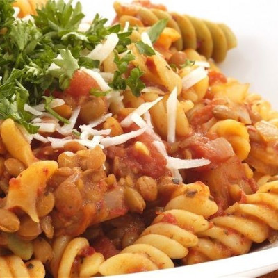 Ζυμαρικά με φακές και λουκάνικο