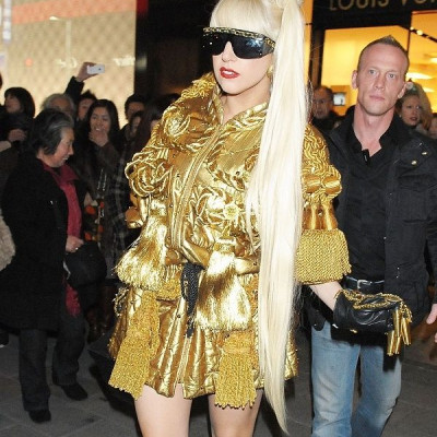 Η Lady Gaga υιοθετεί τη μακριά αλογοουρά