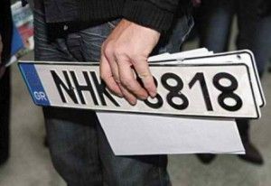 Καταθέτουν κατά χιλιάδες τις πινακίδες των ΙΧ οι πολίτες