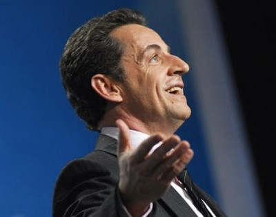 Ο Νικολά πίσω από τον Σαρκοζί