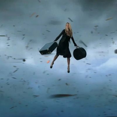 H Lara Stone παρασύρεται από τυφώνα