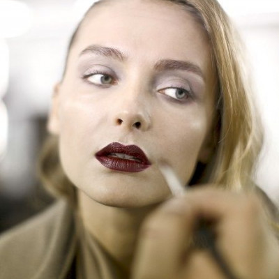 Κάντε και εσείς τα σαγηνευτικά, σκοτεινά χείλη