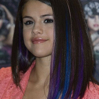 Μπλε και μοβ highlights για τη Selena Gomez