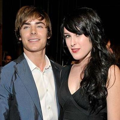 H Demi Moore κυνηγάει τον φίλο της κόρης της