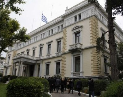 Παιχνίδια εντυπώσεων και ουσίας στο Μαξίμου και στα κομματικά επιτελεία