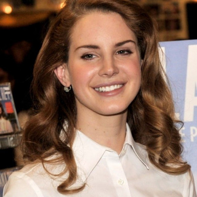 Ένα δόντι από ατόφιο ασήμι για τη Lana del Rey