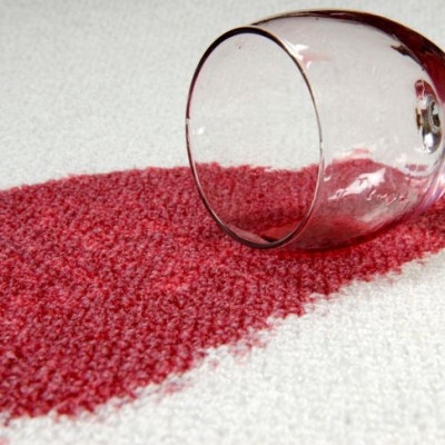 Αφαιρέστε τους λεκέδες από κόκκινο κρασί στο χαλί σας στο πι και φι