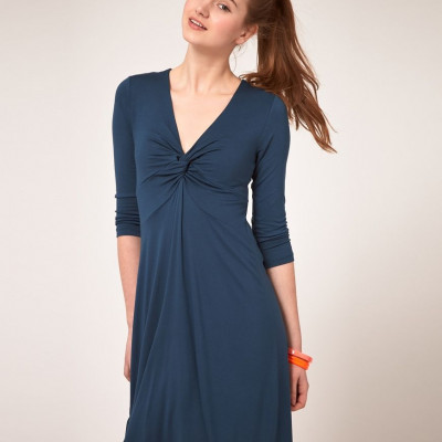 Το Queen.gr σας μαθαίνει πως να φορέσετε το πετρόλ φόρεμα στον καλοκαιρινό γάμο