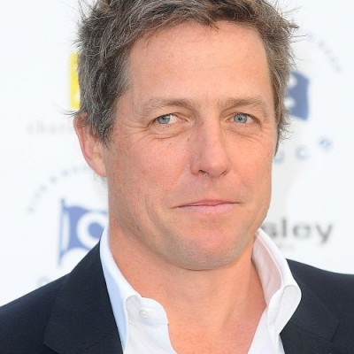 O Hugh Grant λατρεύει την Ελλάδα, αλλά σιχαίνεται τον ελληνικό καφέ