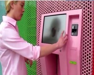 Απίστευτο: Το πρώτο ATM με cupcakes είναι γεγονός! (vid)