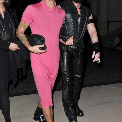 O Marc Jacobs εμφανίζεται με… ροζ φόρεμα