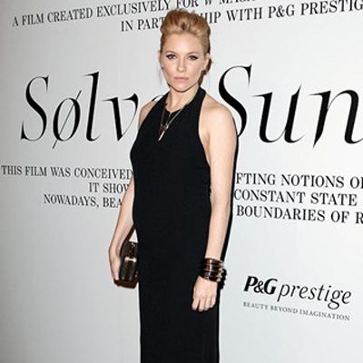 H Sienna Miller μιλάει για πρώτη φορά για την εγκυμοσύνη της