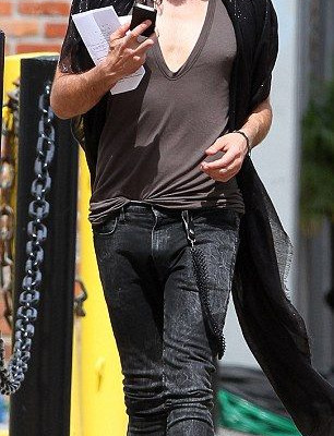 To ντεκολτέ του Russell Brand