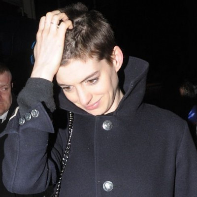 Η Anne Hathaway τα πετσόκοψε