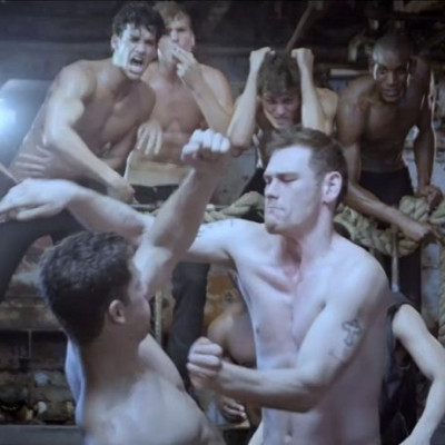 Fight Club: αγόρια μοντέλα τσακώνονται ημίγυμνα