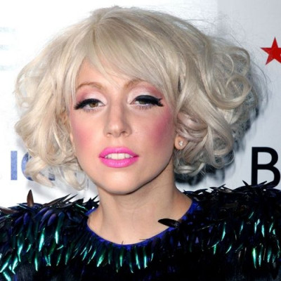 Γιατί η Lady Gaga πιπιλάει κρυστάλλους;