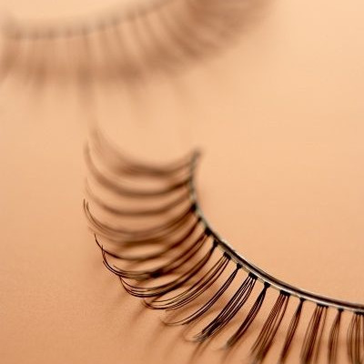 Συντηρήστε σωστά τις ψεύτικες βλεφαρίδες σας με τις συμβουλές της Φωφώς Σγόντζου