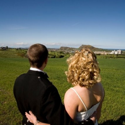 Oι Σκωτσέζοι θέλουν τη νύφη... βρώμικη