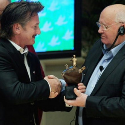 Sean Penn: O άλλοτε σκληρός παρτάκιας του Hollywood εξελίχθηκε σε μεγάλο ανθρωπιστή