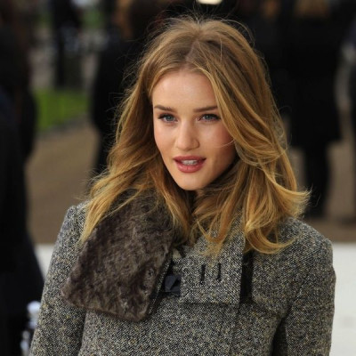 Η Rosie Huntington-Whiteley σχεδιάζει για τα Marks & Spencer