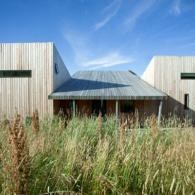 Μία γεωμετρική Villa μεταξύ βουνού και θάλασσας