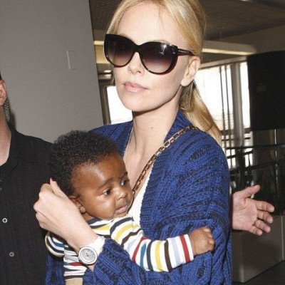 Charlize Theron: Αγκαλιά με το γιο της στο αεροδρόμιο του L.A.