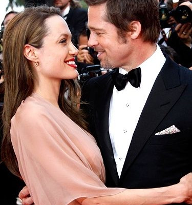 Η νυν και η πρώην γεμίζουν δώρα το Brad Pitt