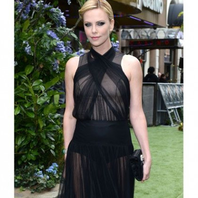 Αντιγράψτε το look: τα smoky eyes της Charlize Theron