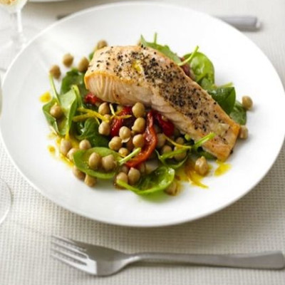 Σολωμός σε κρούστα πιπεριού και ρεβύθια