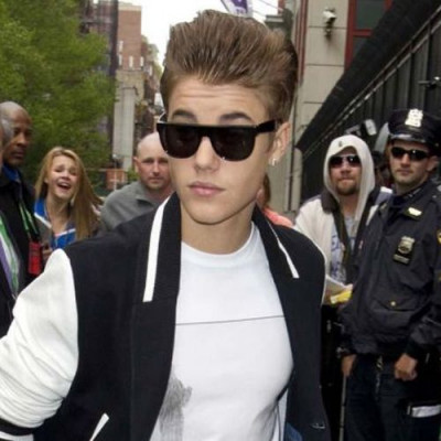 O Justin Bieber κοιμάται με τα φώτα ανοιχτά