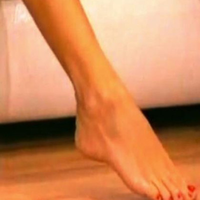 Καλεσμένη της Ελένης Μενεγάκη έβγαλε τα παπούτσια της εν ώρα εκπομπής!