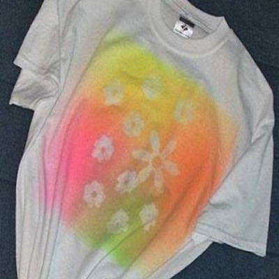 Ζωγραφίστε με σπρέι τα μονόχρωμα μακό μπλουζάκια σας