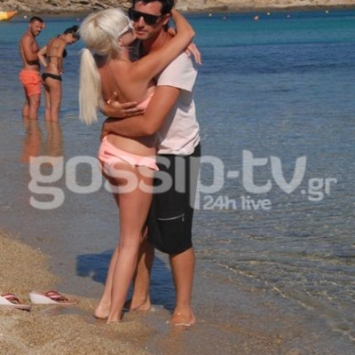 Τζούλια Αλεξανδράτου: Λίγο κρασί, λίγο θάλασσα και τ’ αγόρι της!