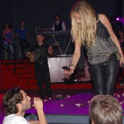 Τι βλέπει η Άννα Βίσση στο κινητό του Κώστα Φραγκολιά;