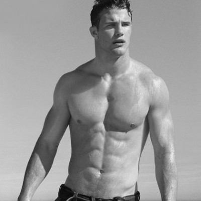 Τα αγόρια της Abercrombie υποδέχονται το καλοκαίρι (φυσικά ημίγυμνα)