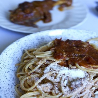 Κόκορας κοκκινιστός με μακαρόνια