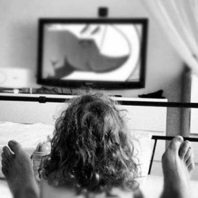 Ποιος ηθοποιός βλέπει τηλεόραση αγκαλιά με την κόρη του;