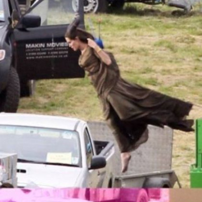 Η Angelina Jolie πετάει!