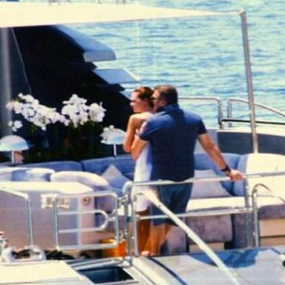 Ρέμος-Μπόσνιακ: Ρομαντικές στιγμές πάνω σε θαλαμηγό στη Σκιάθο