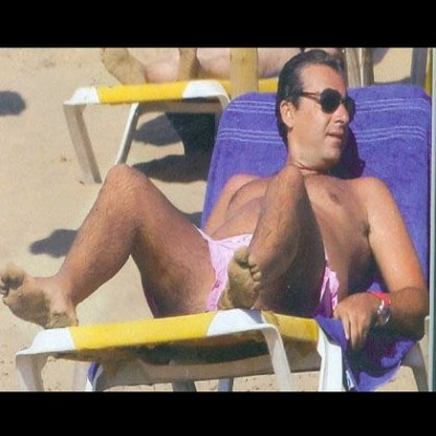 Γιώργος Λιάγκας: Με ροζ μαγιό στην ξαπλώστρα