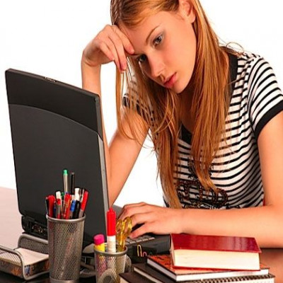 Εδώ και ένα χρόνο έχω γνωρίσει έναν τύπο και εγώ μέσω ενός site. Nα πάω να τον βρω ή θέλει ότι θέλουν όλοι οι άντρες και  μετά τίποτα;