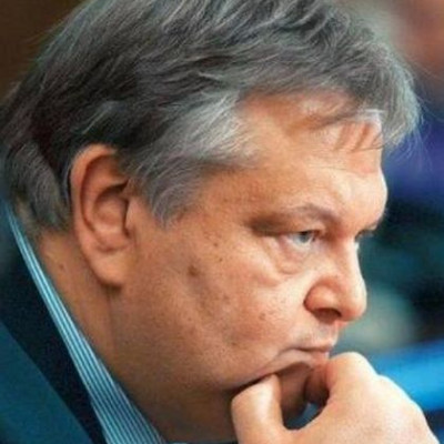 Στο χείλος του γκρεμού Βενιζέλος και ΠΑΣΟΚ