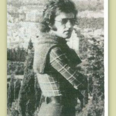 Ποιος γνωστός μόδιστρος είναι ο εικονιζόμενος;