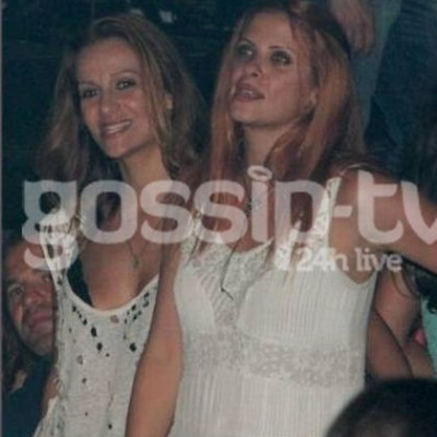 Αναγνωρίζετε την τραγουδίστρια δίπλα στην Δέσποινα Ολυμπίου;