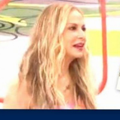 Άννα Βίσση: Η φαντασμαγορική είσοδος στο «Μες στην Καλή Χαρά» και η «γαμήλια» ανθοδέσμη