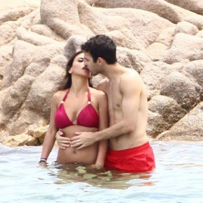 Διάσημος Ισπανός ποδοσφαιριστής ερωτοτροπεί σε παραλία της Σαρδηνίας