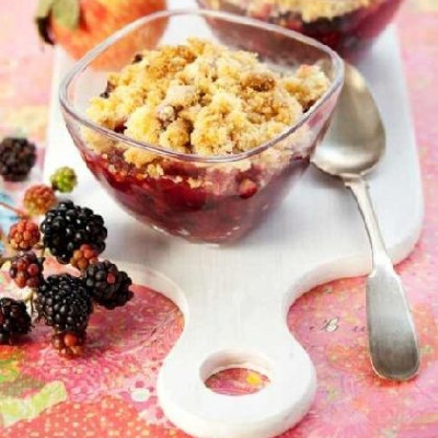 Γλυκό: crumble με μήλα και μούρα